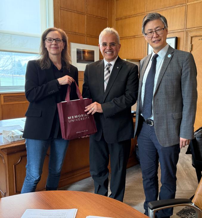 Dr. Ahmed Elsafty of AASTMT stands with Memorial’s President and Interim FEAS Dean, holding a Memorial gift bag during his campus visit.